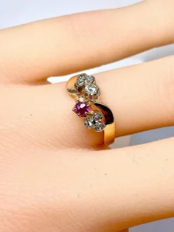 Bague en or 18 carats en diamants et rubis, époque 1900