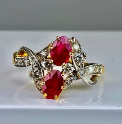 Bague en or 18 carats et platine en rubis et diamants