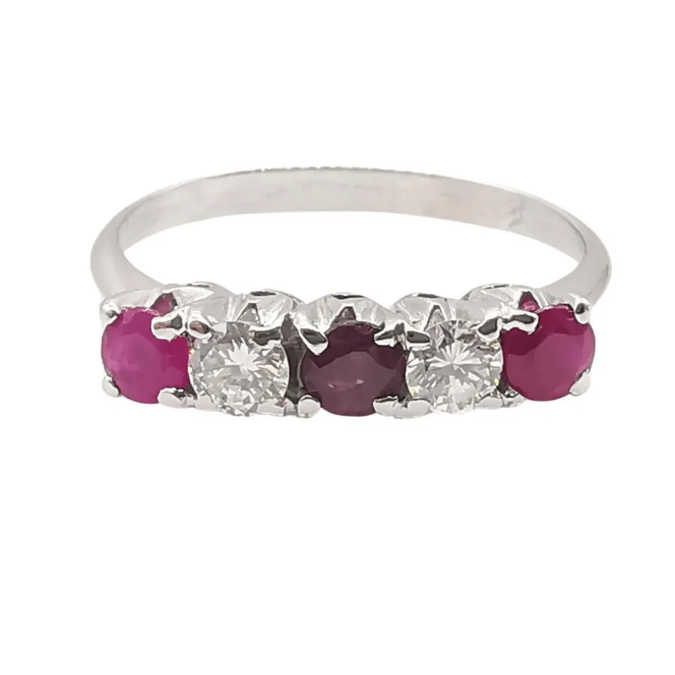 Bague en or 18 carats, rubis et diamants