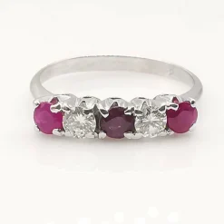Bague en or 18 carats, rubis et diamants