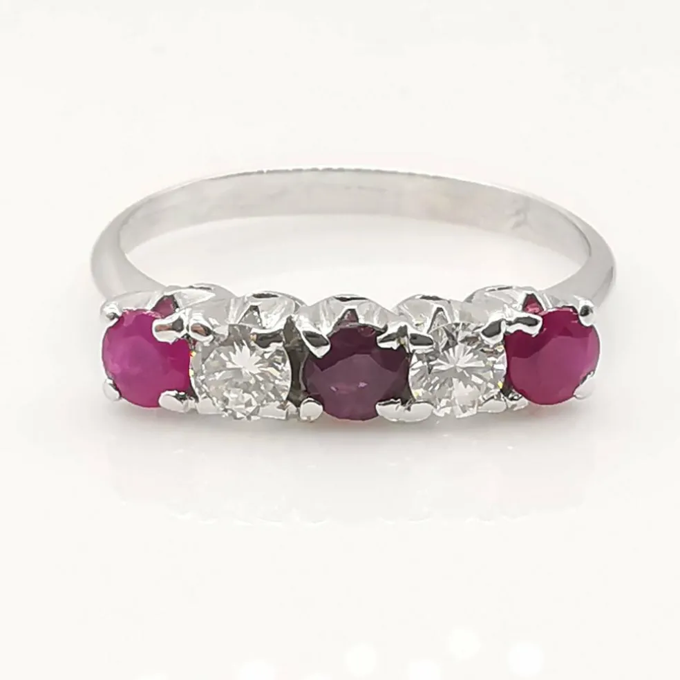 Bague en or 18 carats, rubis et diamants