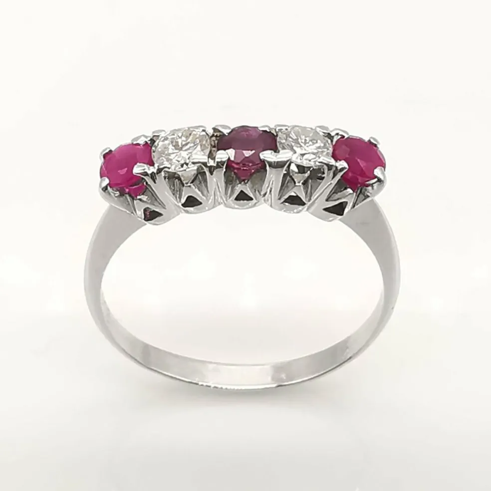 Bague en or 18 carats, rubis et diamants