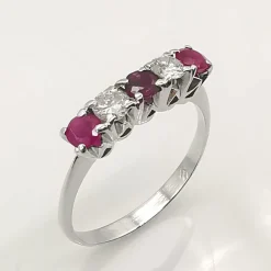 Bague en or 18 carats, rubis et diamants