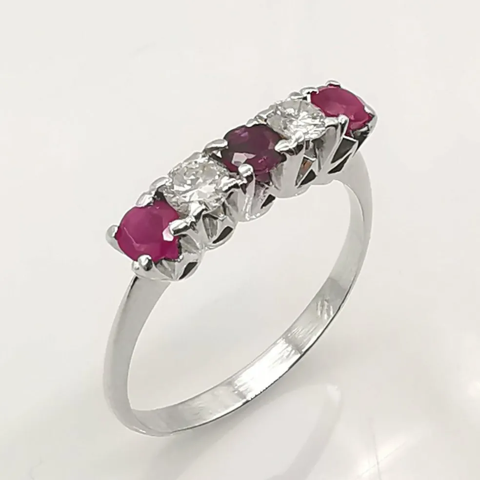 Bague en or 18 carats, rubis et diamants