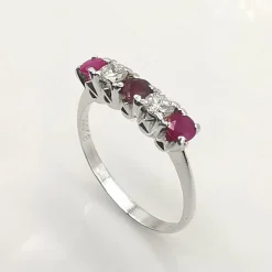 Bague en or 18 carats, rubis et diamants