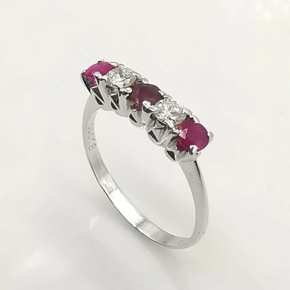 Bague en or 18 carats, rubis et diamants