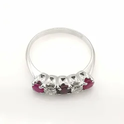 Bague en or 18 carats, rubis et diamants