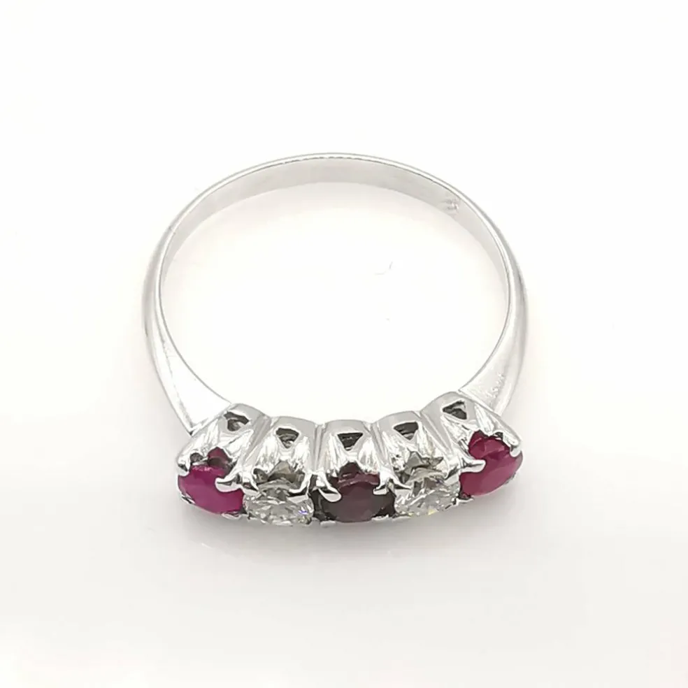 Bague en or 18 carats, rubis et diamants