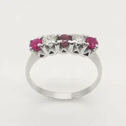 Bague en or 18 carats, rubis et diamants