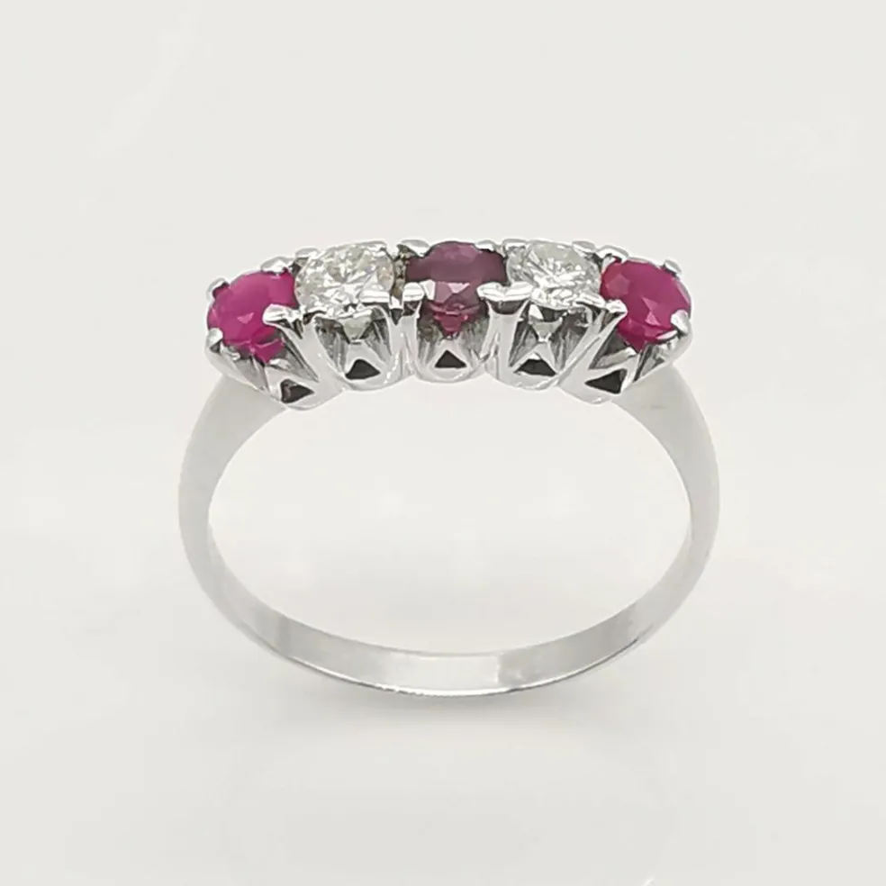 Bague en or 18 carats, rubis et diamants