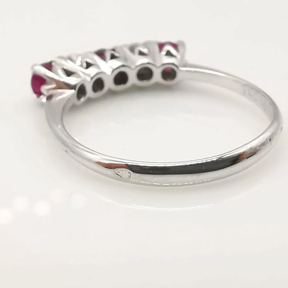 Bague en or 18 carats, rubis et diamants