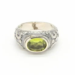 Bague en or, argent et péridot