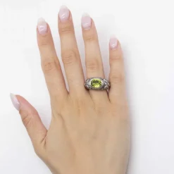 Bague en or, argent et péridot