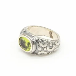Bague en or, argent et péridot