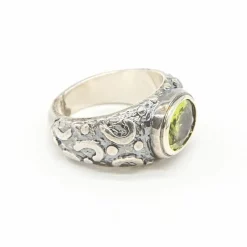 Bague en or, argent et péridot