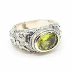 Bague en or, argent et péridot