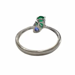 Bague en or au design moderne avec saphir et émeraude