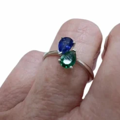Bague en or au design moderne avec saphir et émeraude