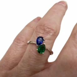 Bague en or au design moderne avec saphir et émeraude