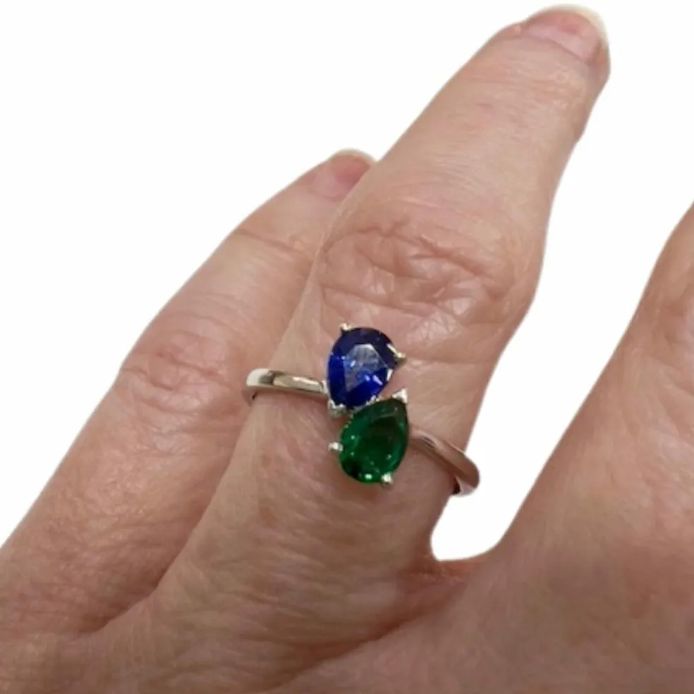 Bague en or au design moderne avec saphir et émeraude