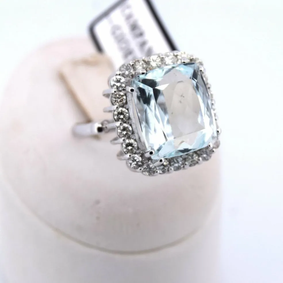 Bague en or avec aigue-marine et diamants