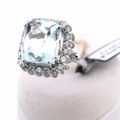Bague en or avec aigue-marine et diamants