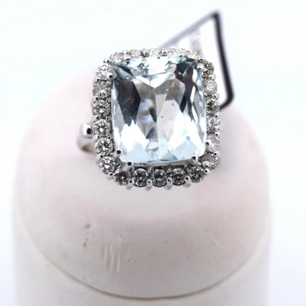 Bague en or avec aigue-marine et diamants