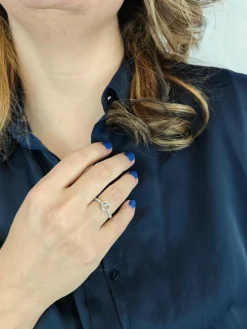 Bague en or avec diamant champagne et diamants blancs