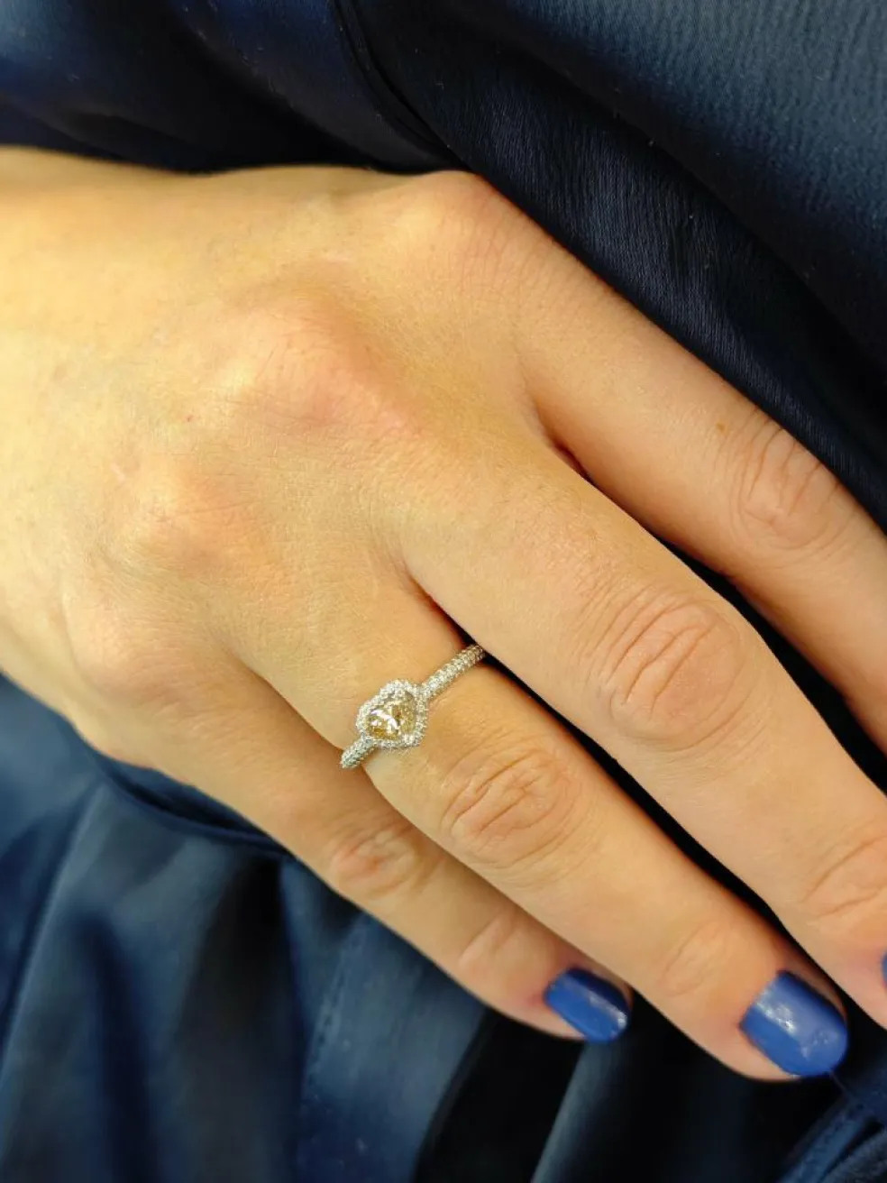 Bague en or avec diamant champagne et diamants blancs