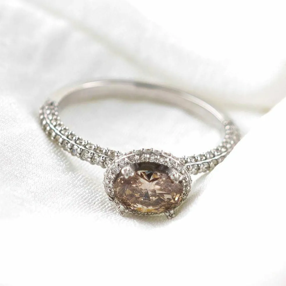 Bague en or avec diamant champagne et diamants blancs