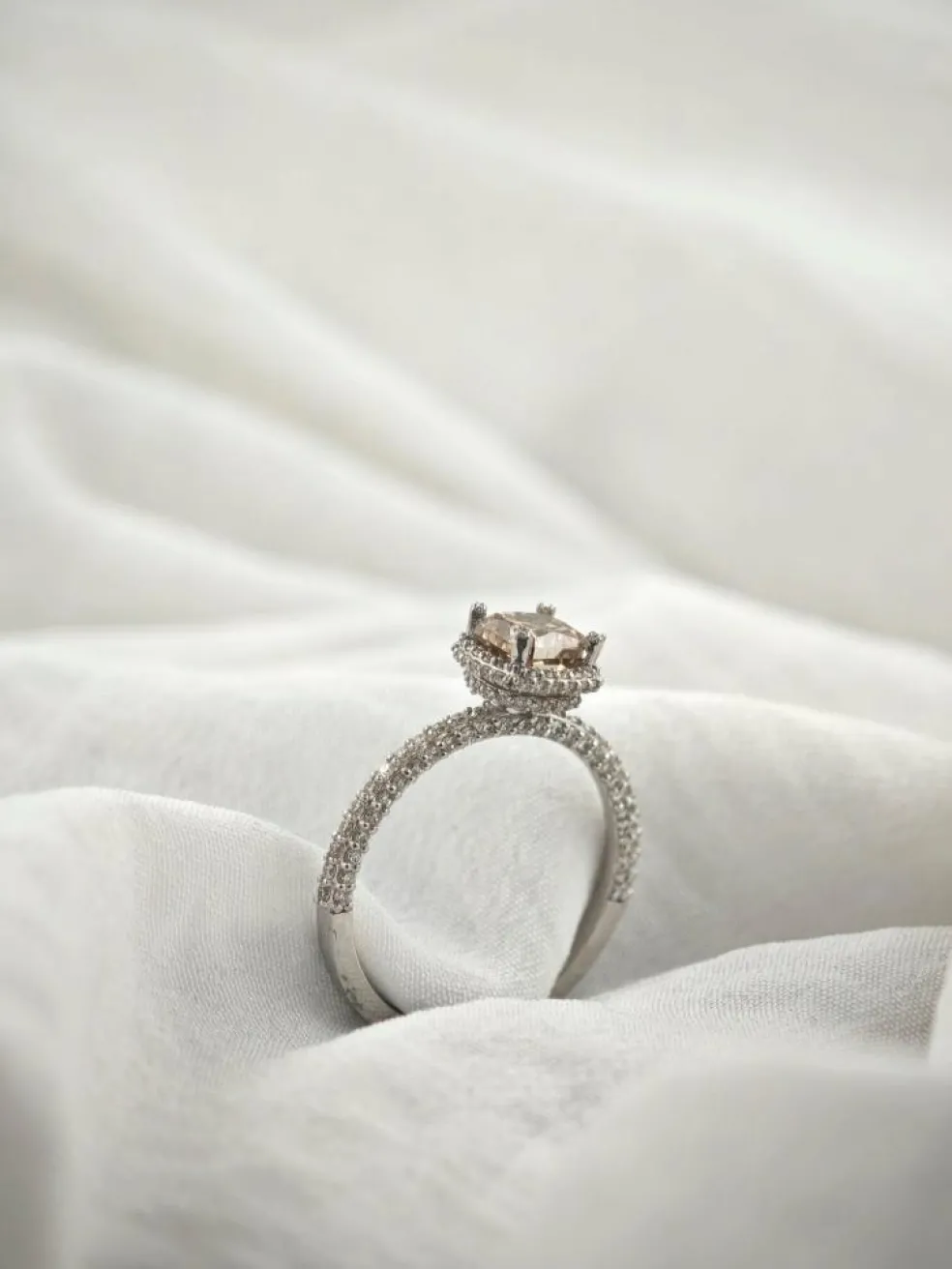 Bague en or avec diamant champagne + diamants blancs
