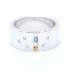 Bague en or avec diamants blancs et fantaisie