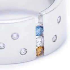 Bague en or avec diamants blancs et fantaisie