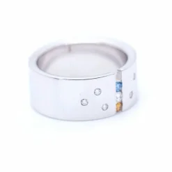 Bague en or avec diamants blancs et fantaisie