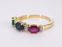 Bague en or avec diamants et saphir, rubis, émeraude
