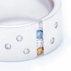 Bague en or avec diamants blancs et fantaisie