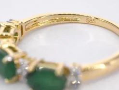 Bague en or avec diamants et émeraude