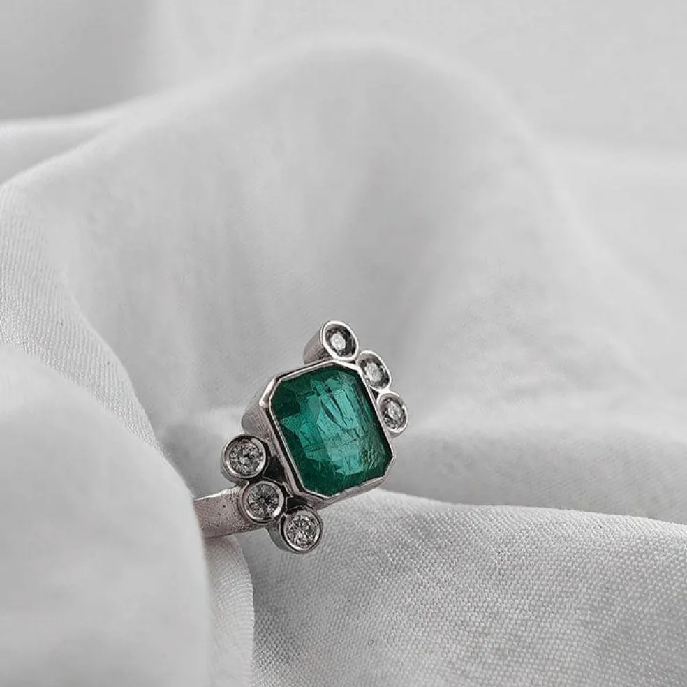 Bague en or avec émeraude et diamants