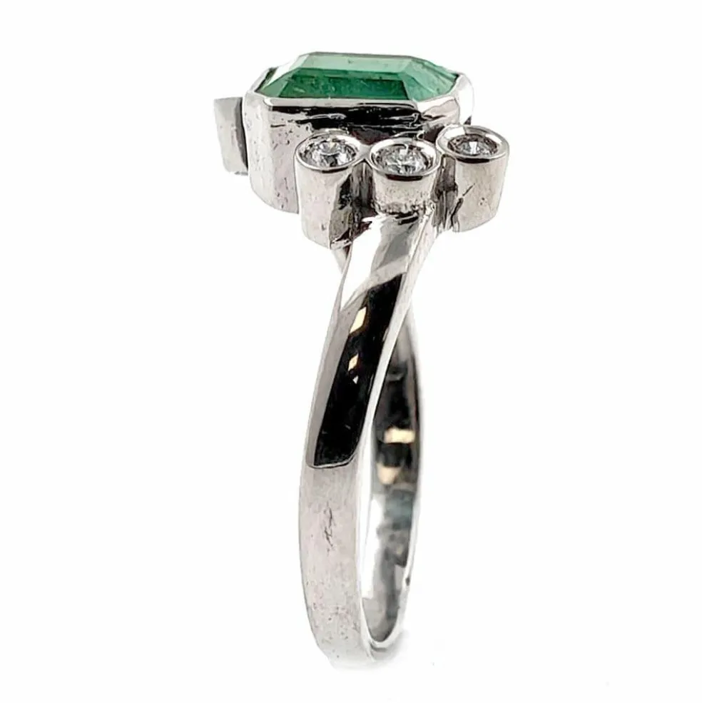 Bague en or avec émeraude et diamants