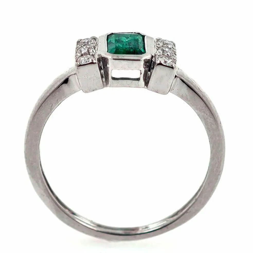 Bague en or avec émeraude et diamants