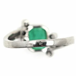 Bague en or avec émeraude et diamants