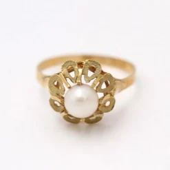 Bague en or avec perle