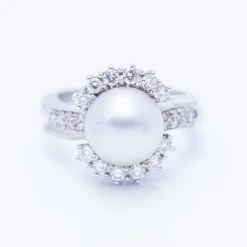 Bague en or avec perle naturelle et diamants