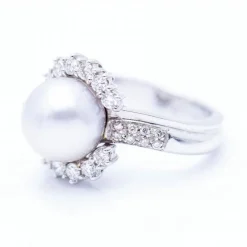 Bague en or avec perle naturelle et diamants