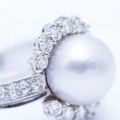 Bague en or avec perle naturelle et diamants