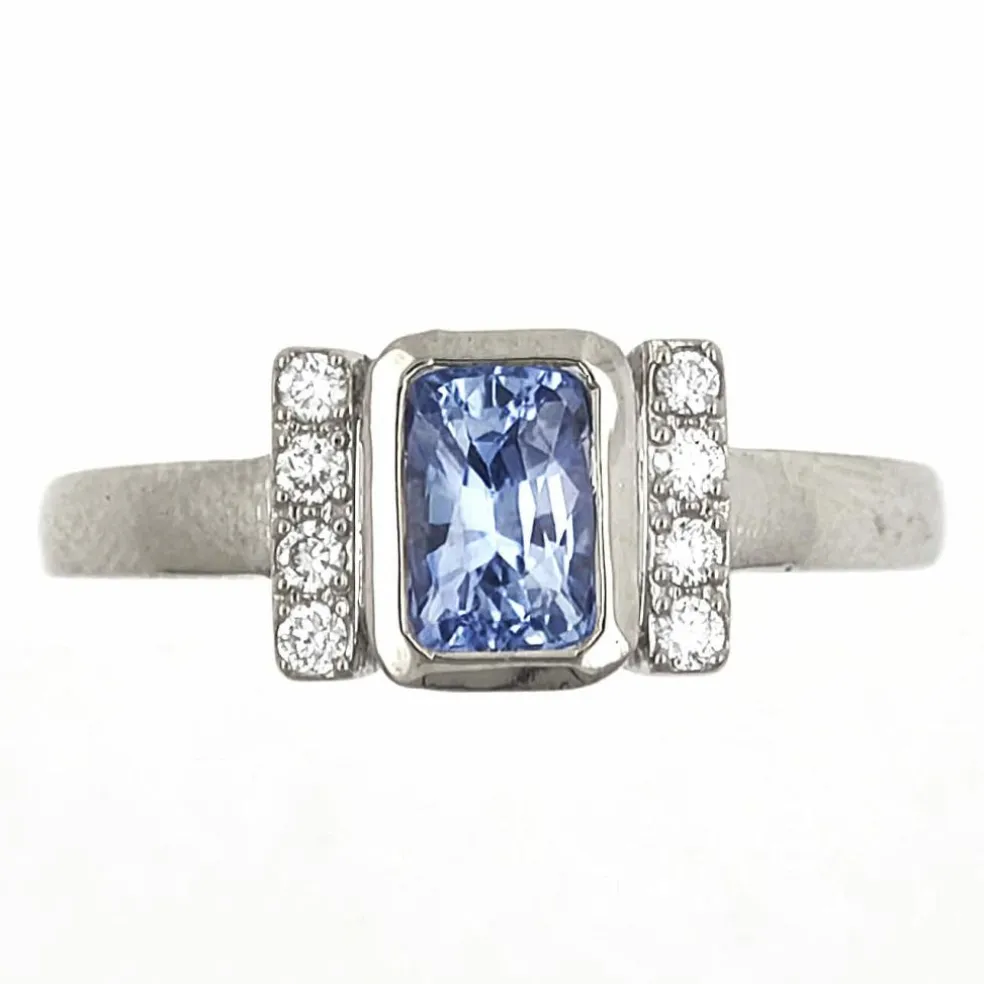 Bague en or avec saphir bleu de Ceylan sans chaleur et diamants