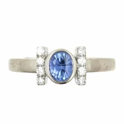 Bague en or avec saphir bleu de Ceylan sans chaleur et diamants