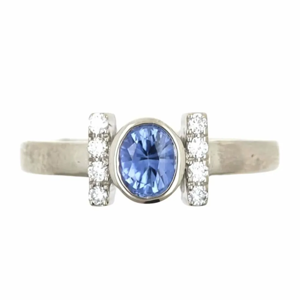 Bague en or avec saphir bleu de Ceylan sans chaleur et diamants