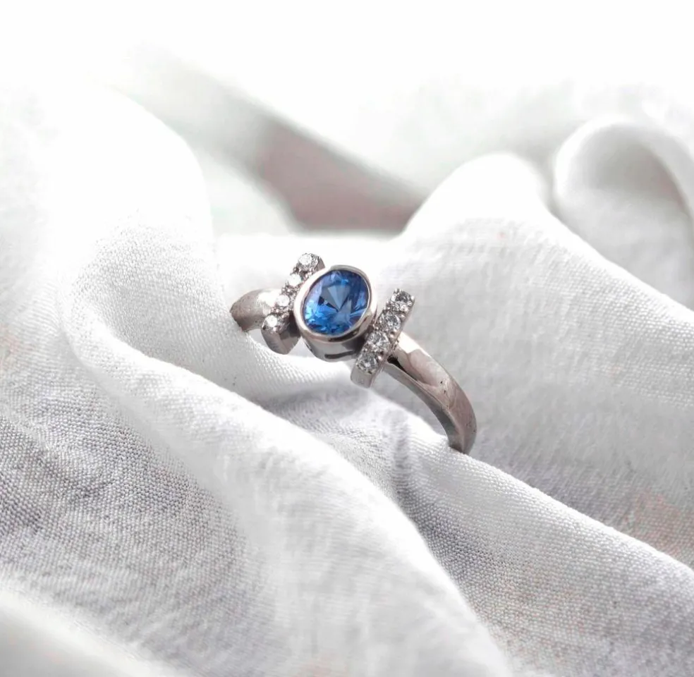 Bague en or avec saphir bleu de Ceylan sans chaleur et diamants