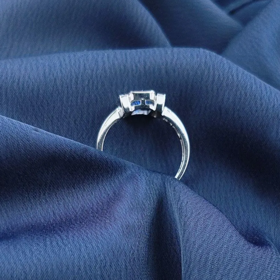 Bague en or avec saphir bleu de Ceylan sans chaleur et diamants